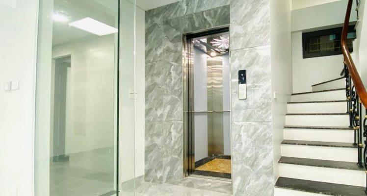 Nhà ống 50 m2 có nên lắp thang máy?